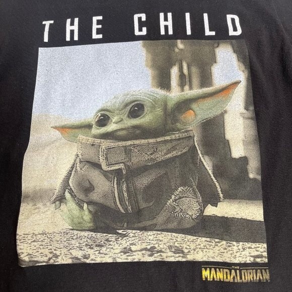 Mandalorian "The Child" Black Baby Yoda T-shirt - Size Small Star Wars - Picture 6 of 10